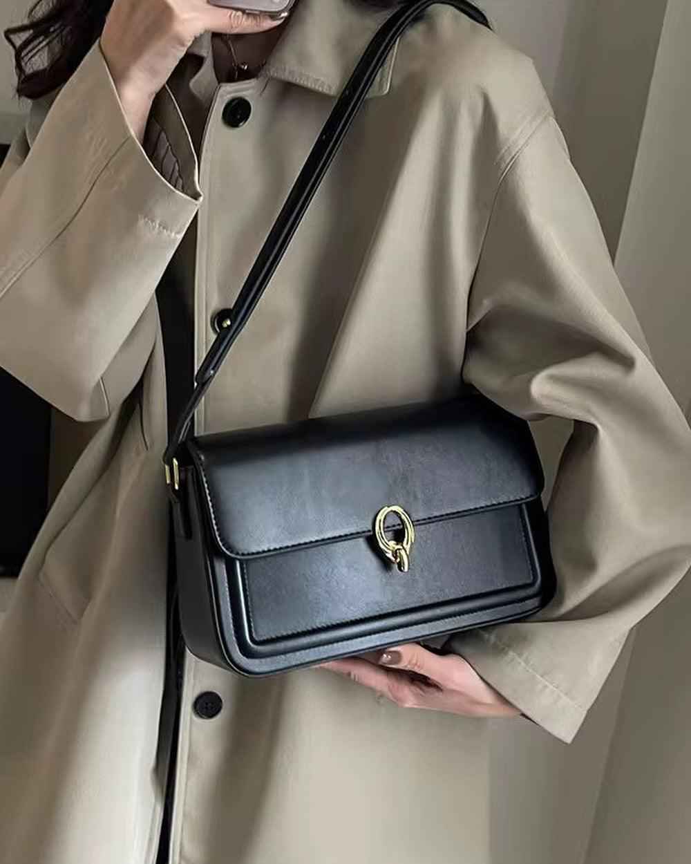 Bolsa de Ombro Feminina em Couro PU com Aba e Fecho Metálico Dourado – Aurilia
