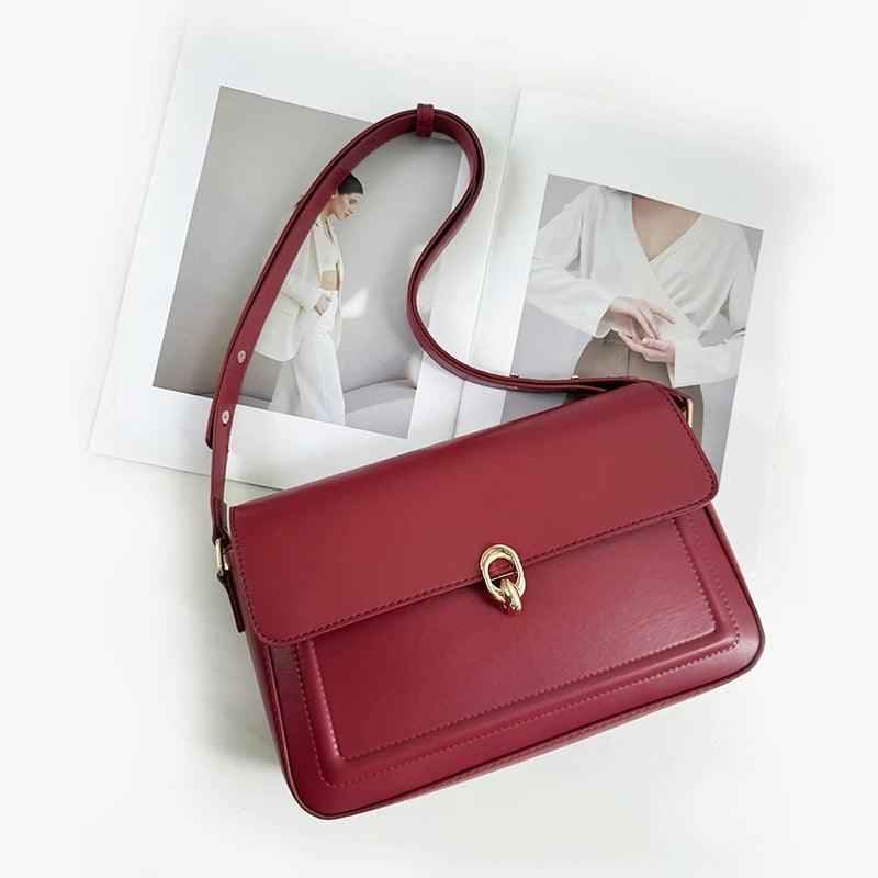 Bolsa de Ombro Feminina em Couro PU com Aba e Fecho Metálico Dourado – Aurilia