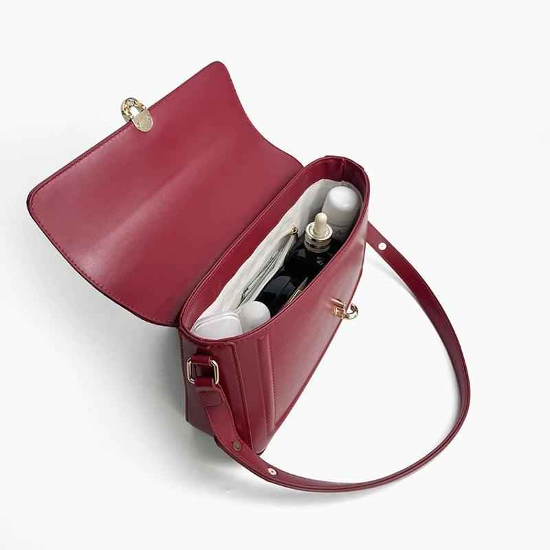Bolsa de Ombro Feminina em Couro PU com Aba e Fecho Metálico Dourado – Aurilia