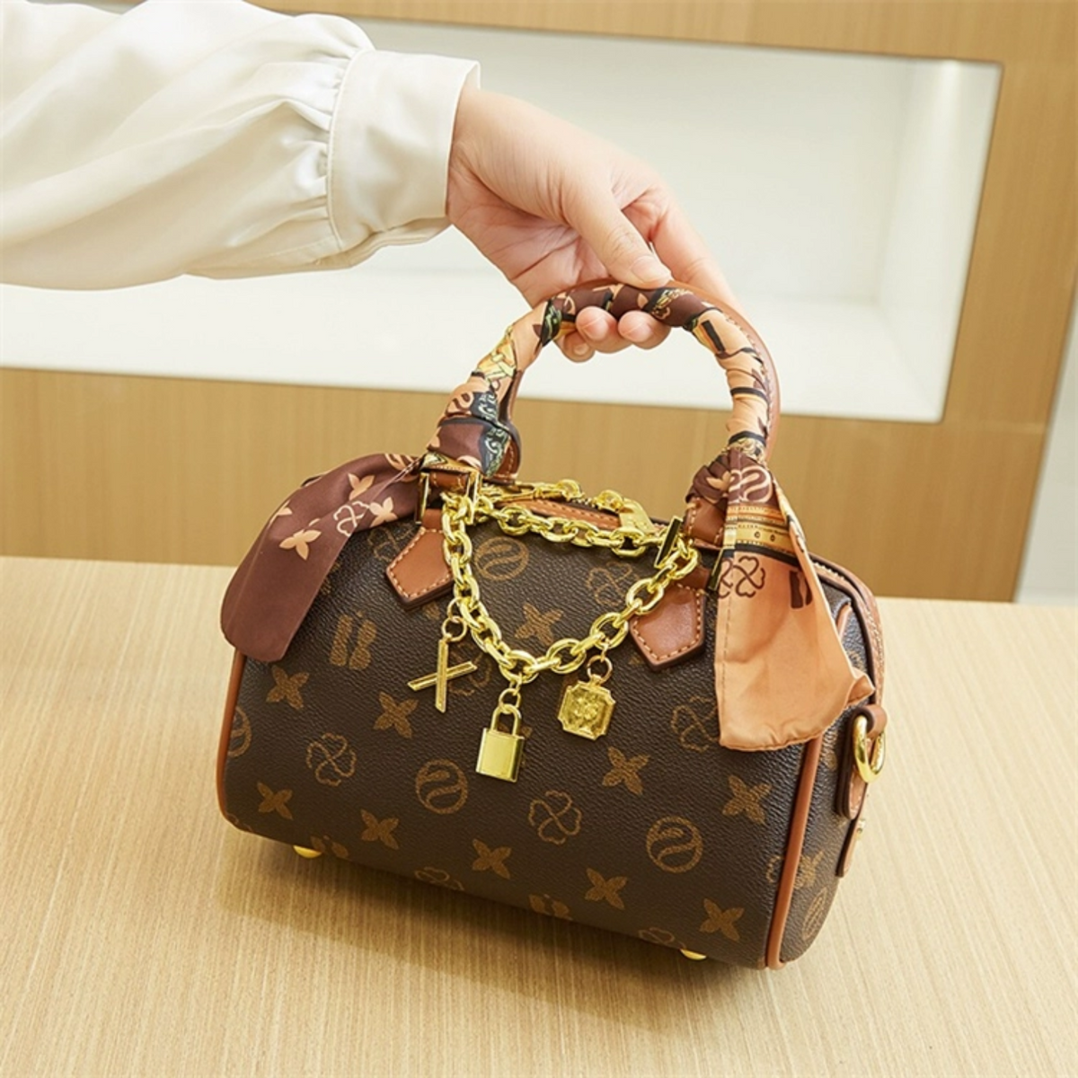 Bolsa Baú Feminina com Monograma, Alça de Lenço e Corrente Dourada – Belalia