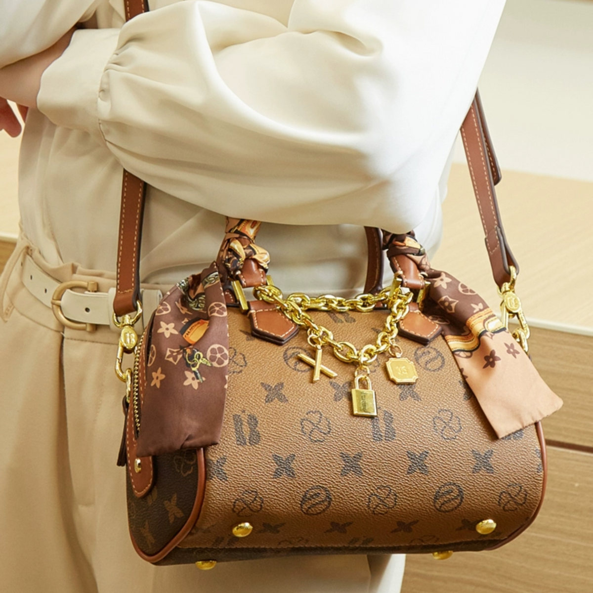 Bolsa Baú Feminina com Monograma, Alça de Lenço e Corrente Dourada – Belalia