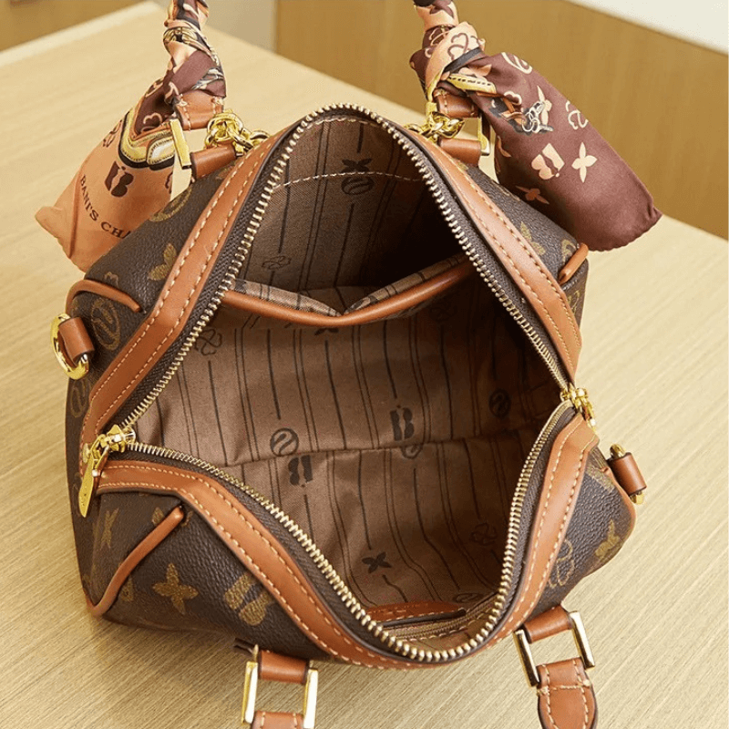 Bolsa Baú Feminina com Monograma, Alça de Lenço e Corrente Dourada – Belalia