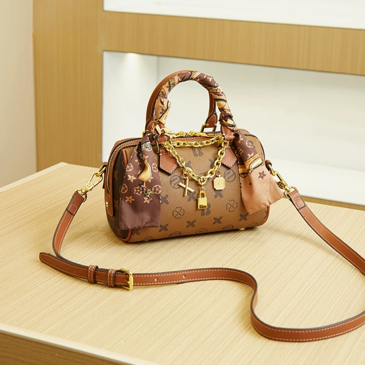 Bolsa Baú Feminina com Monograma, Alça de Lenço e Corrente Dourada – Belalia