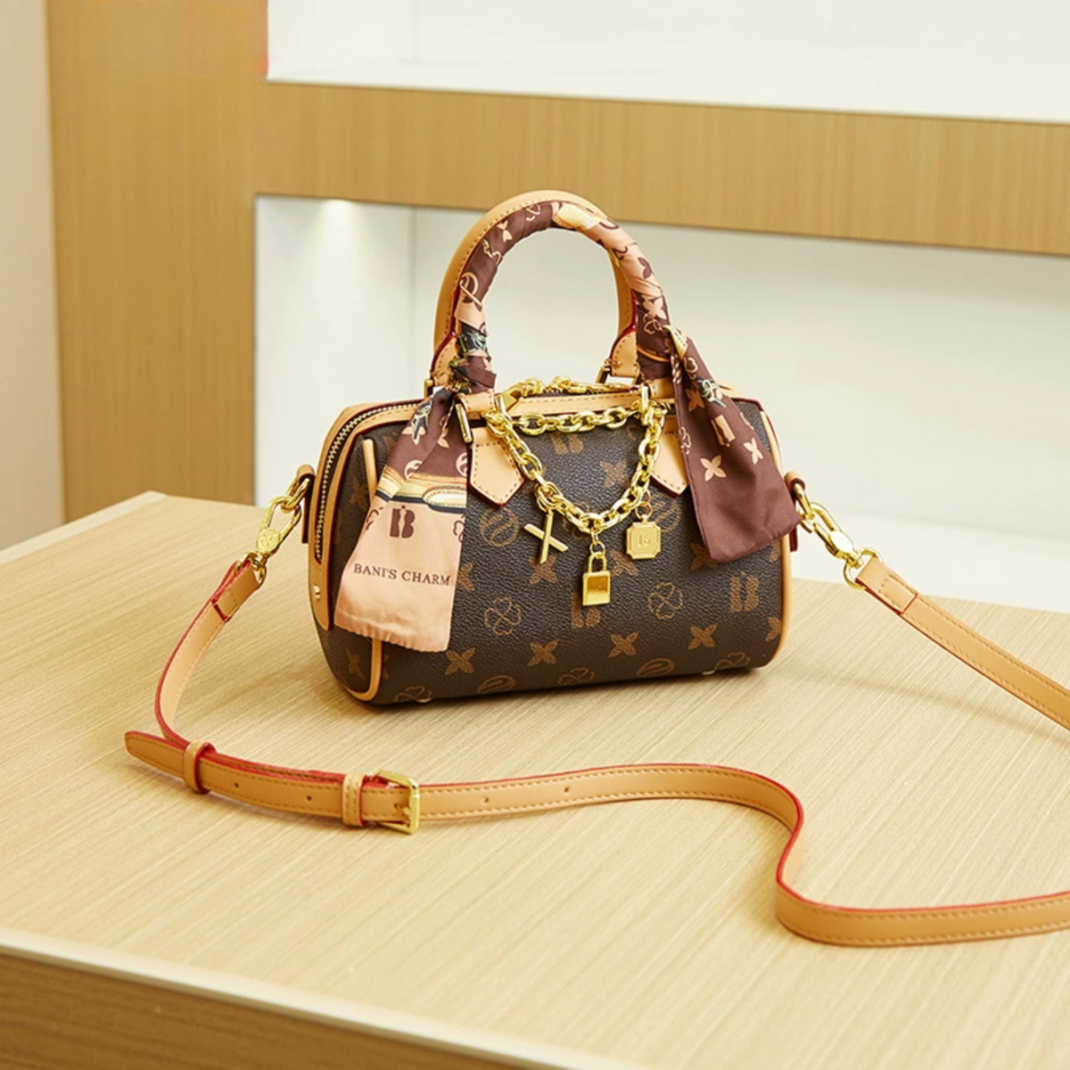 Bolsa Baú Feminina com Monograma, Alça de Lenço e Corrente Dourada – Belalia