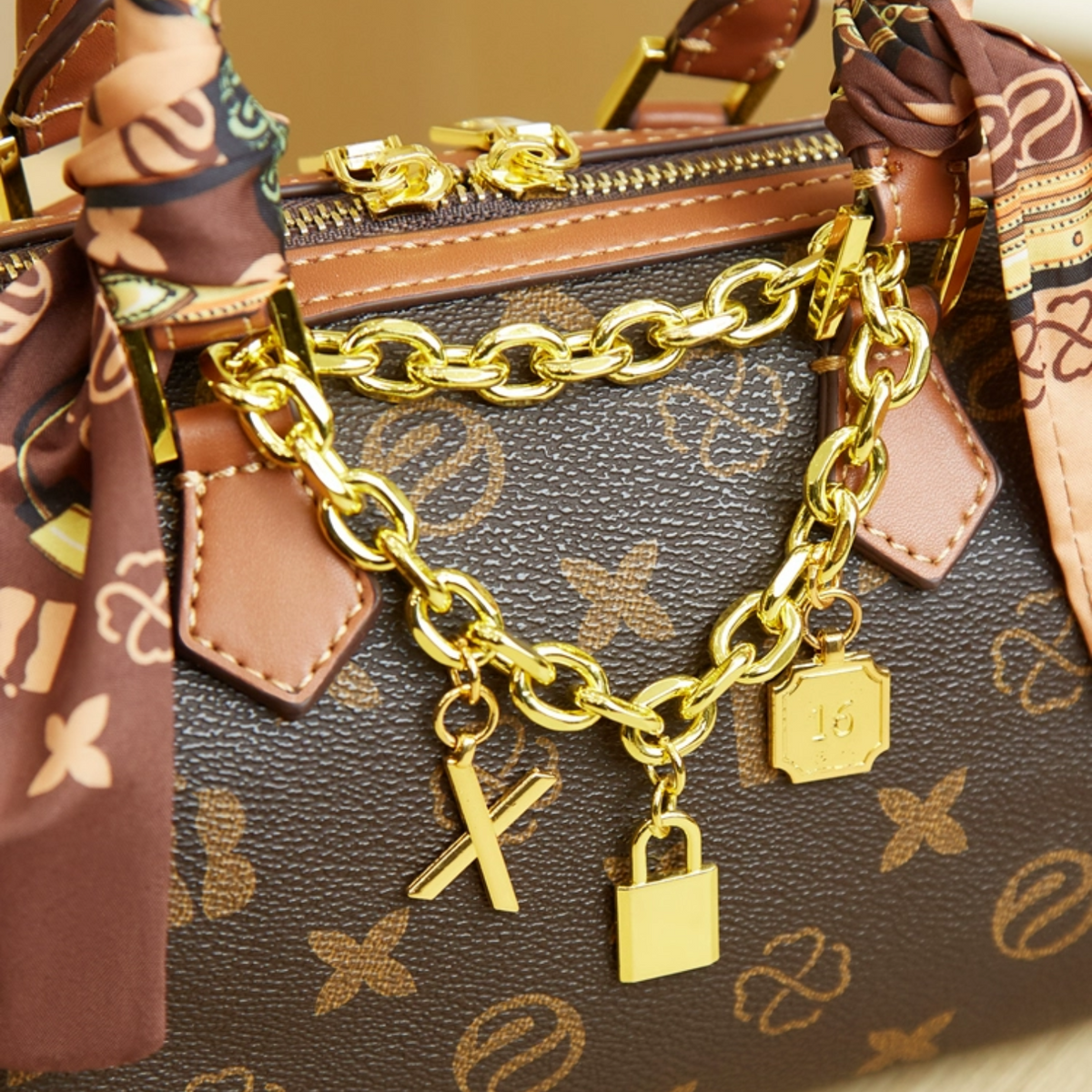 Bolsa Baú Feminina com Monograma, Alça de Lenço e Corrente Dourada – Belalia