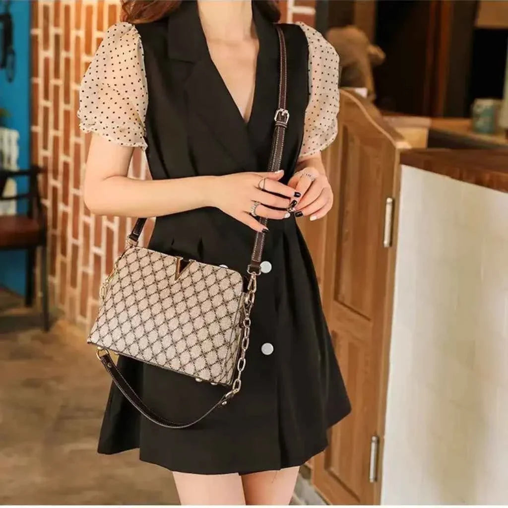 Bolsa Transversal Feminina com Monograma, Detalhe em V e Alça de Corrente – Rialina
