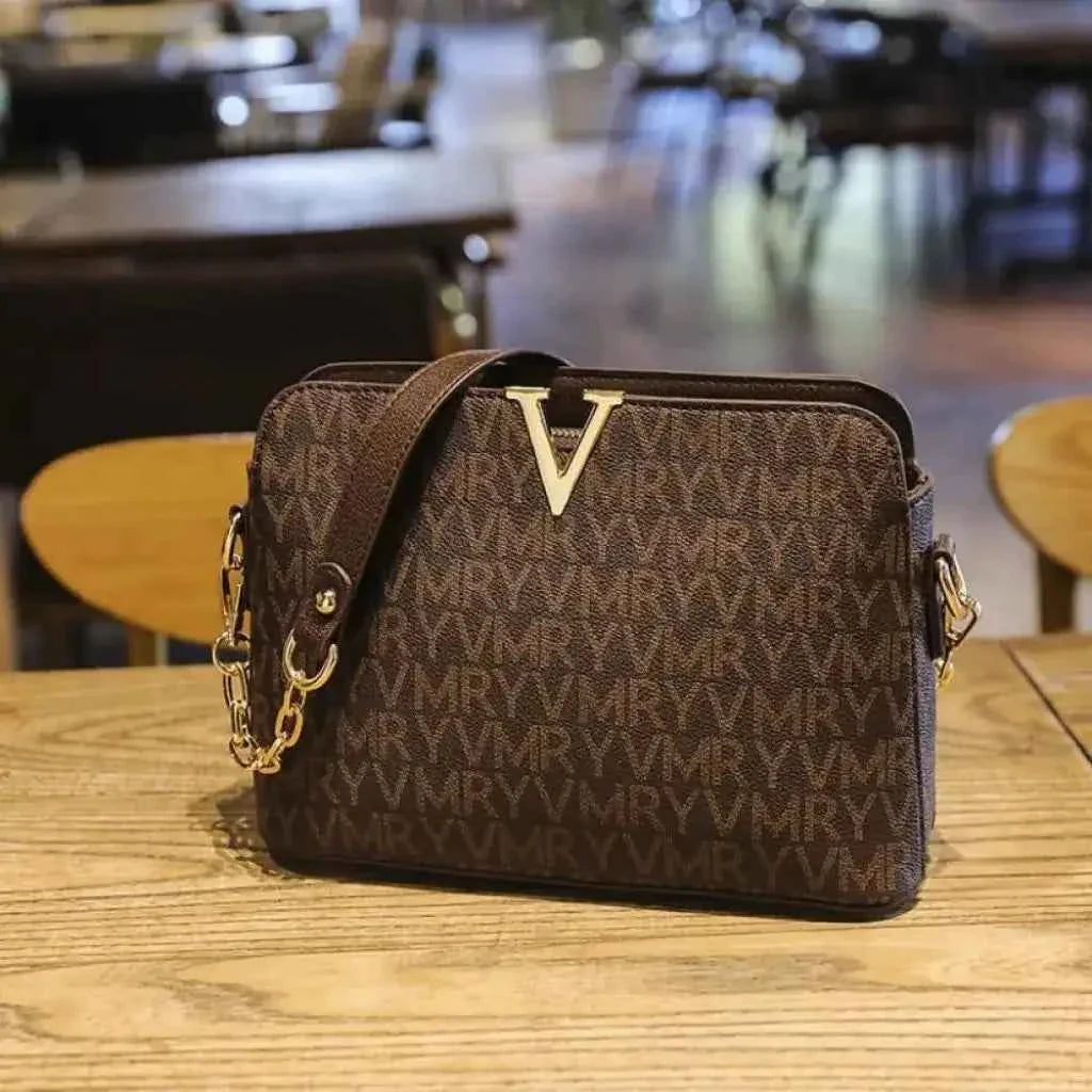 Bolsa Transversal Feminina com Monograma, Detalhe em V e Alça de Corrente – Rialina