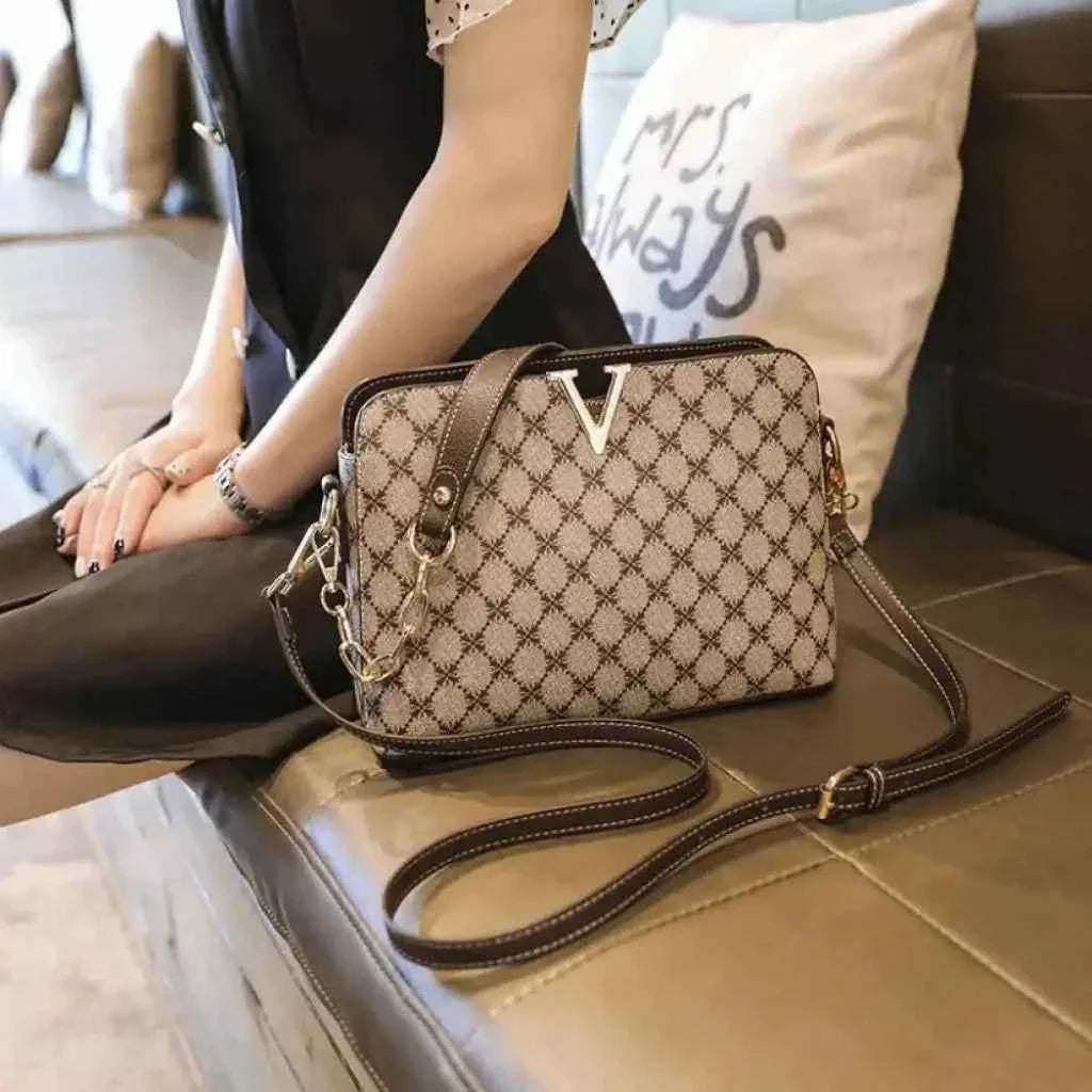 Bolsa Transversal Feminina com Monograma, Detalhe em V e Alça de Corrente – Rialina