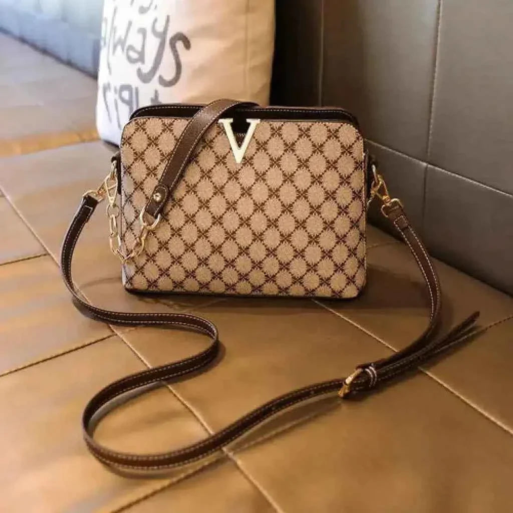 Bolsa Transversal Feminina com Monograma, Detalhe em V e Alça de Corrente – Rialina
