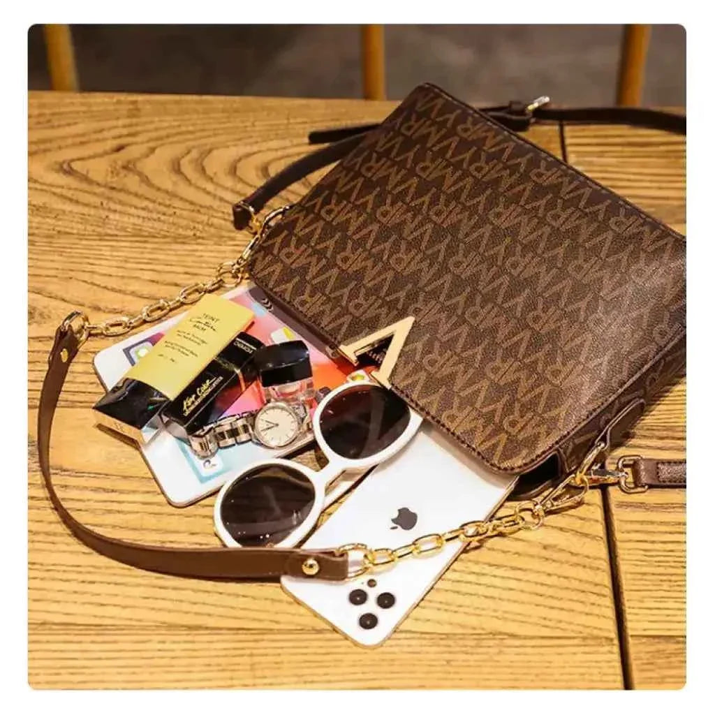 Bolsa Transversal Feminina com Monograma, Detalhe em V e Alça de Corrente – Rialina