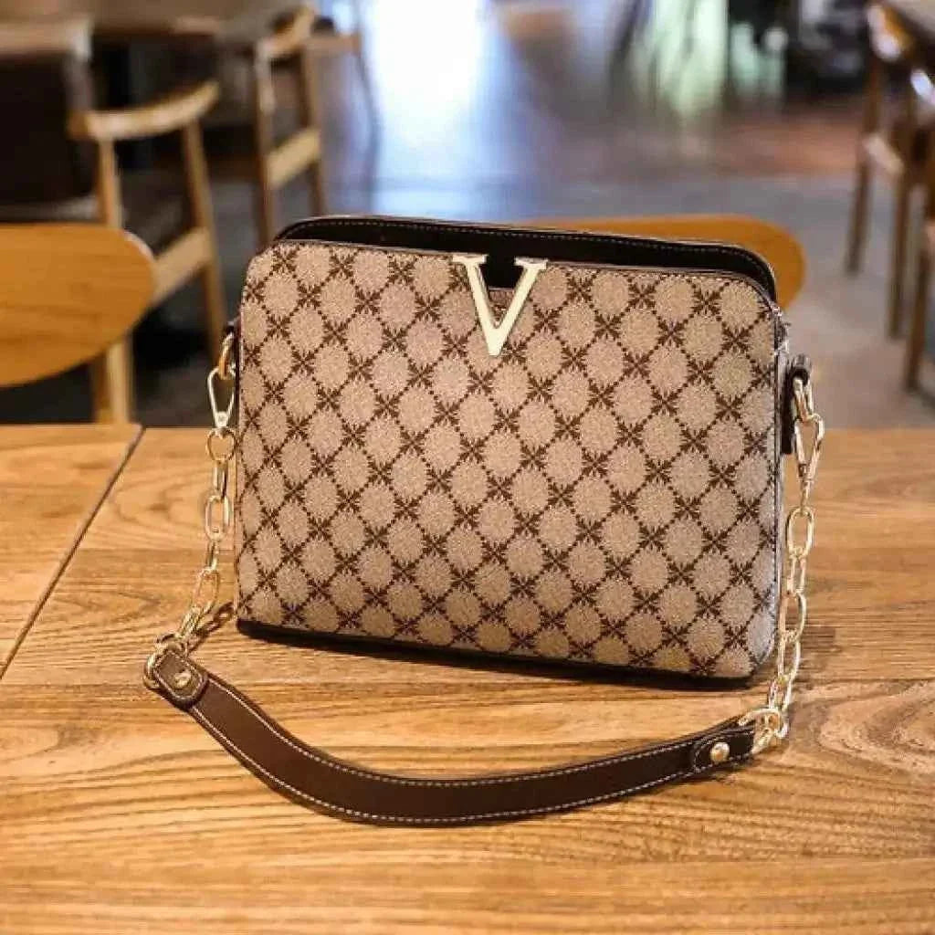 Bolsa Transversal Feminina com Monograma, Detalhe em V e Alça de Corrente – Rialina