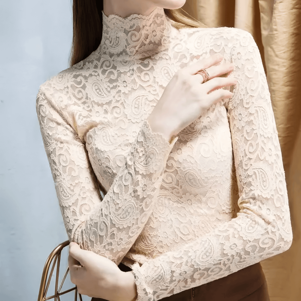 Blusa de Renda Manga Longa com Gola Alta de Babados – Solalia