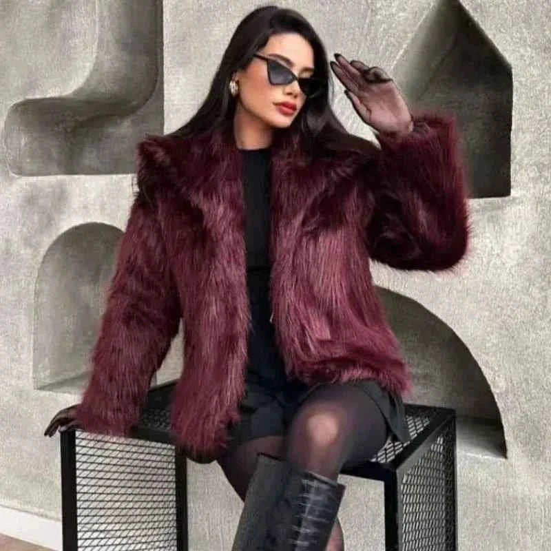Casaco Feminino de Pelo Sintético com Gola Lapela e Textura Macia – Vialia