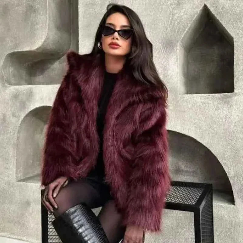 Casaco Feminino de Pelo Sintético com Gola Lapela e Textura Macia – Vialia