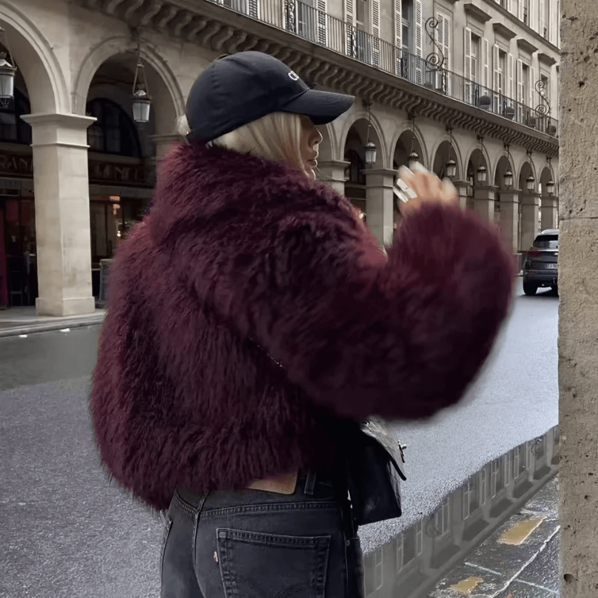Casaco Feminino de Pelúcia Sintética com Gola Ampla – Rialia