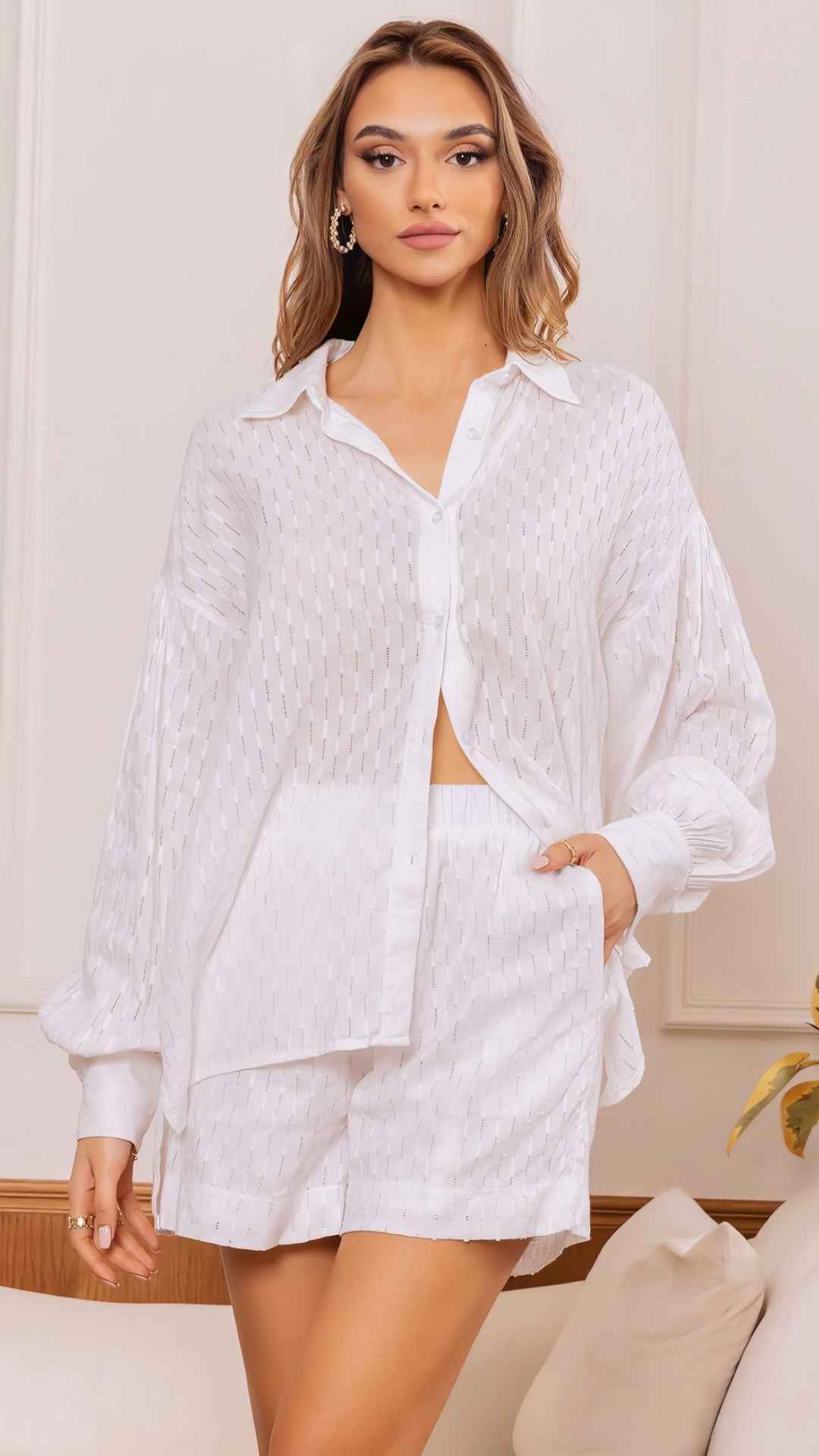 Conjunto Feminino de Camisa Oversized e Shorts com Textura Acetinada – Evanora