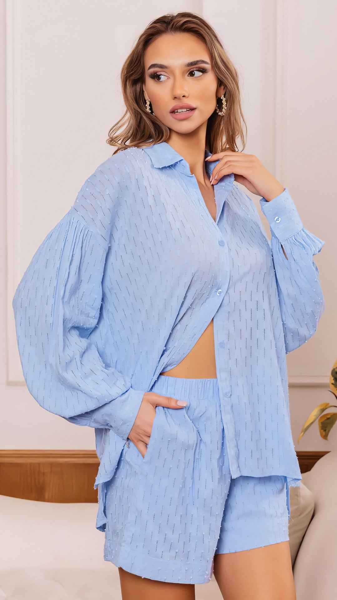 Conjunto Feminino de Camisa Oversized e Shorts com Textura Acetinada – Evanora