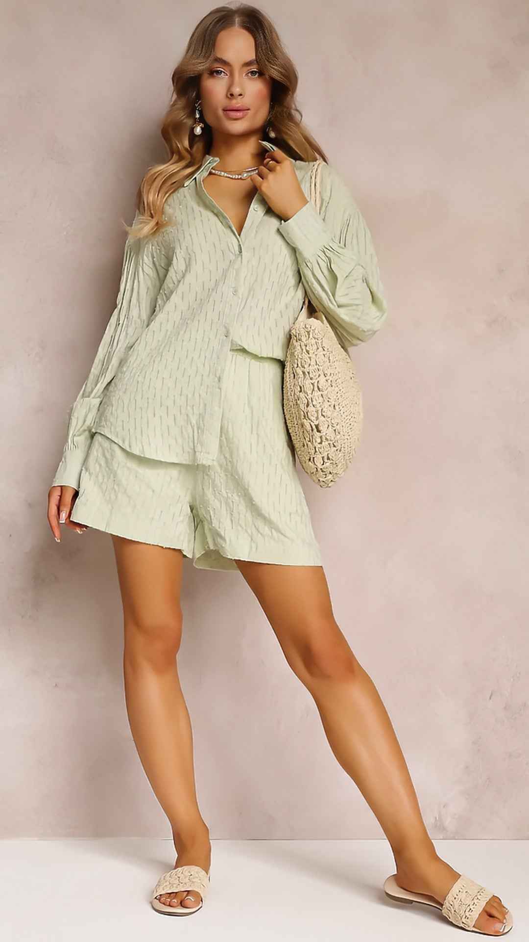 Conjunto Feminino de Camisa Oversized e Shorts com Textura Acetinada – Evanora