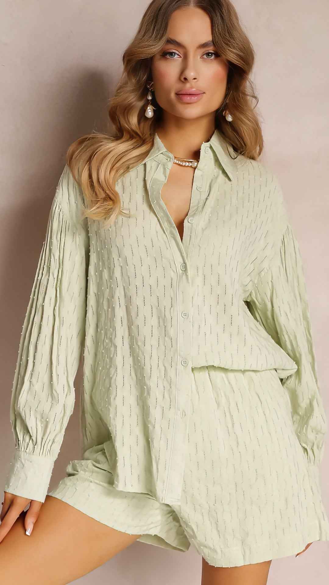 Conjunto Feminino de Camisa Oversized e Shorts com Textura Acetinada – Evanora