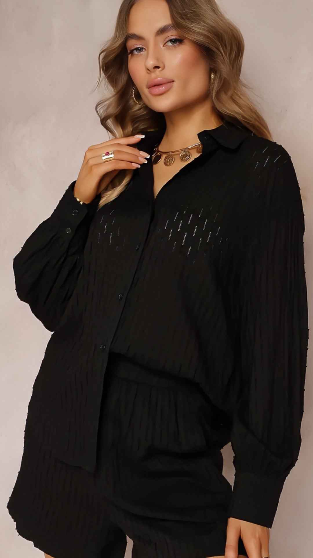 Conjunto Feminino de Camisa Oversized e Shorts com Textura Acetinada – Evanora