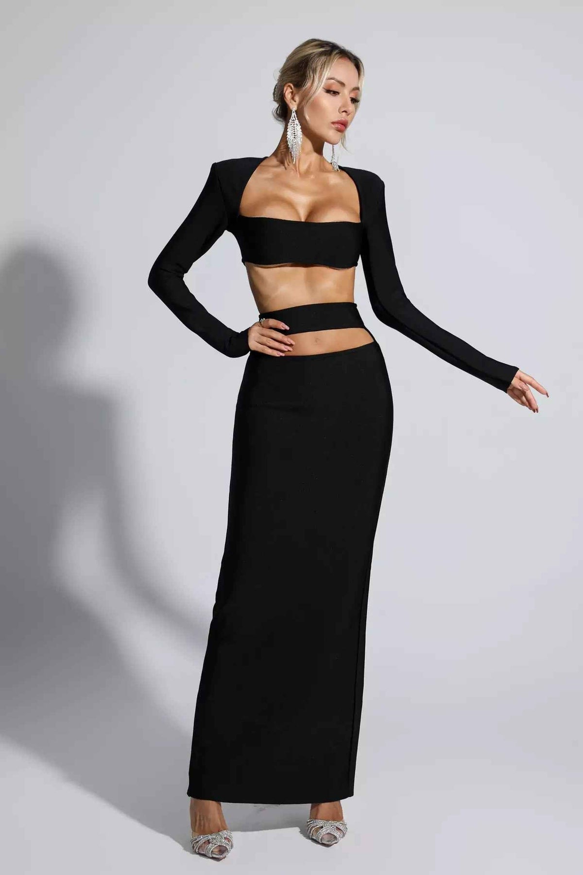 Conjunto Feminino de Festa Preto com Cropped Estruturado e Saia Longa com Recorte – Nalarina