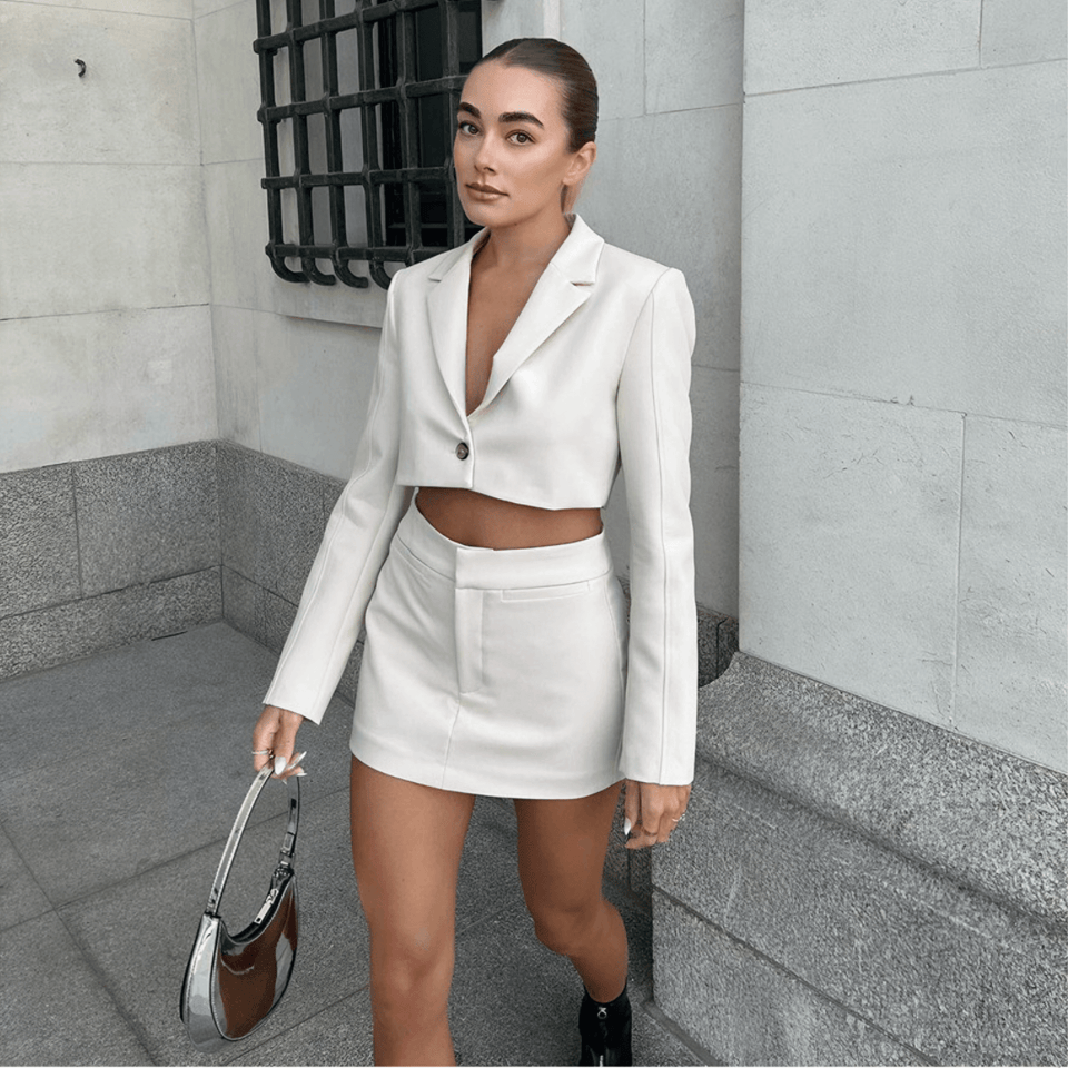 Conjunto Feminino de Alfaiataria com Blazer Cropped e Short Saia – Elarisa