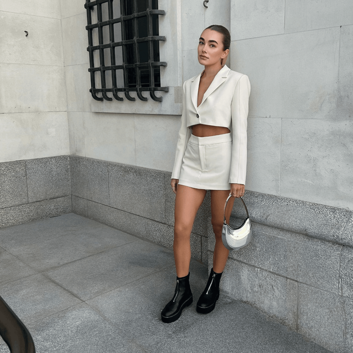 Conjunto Feminino de Alfaiataria com Blazer Cropped e Short Saia – Elarisa