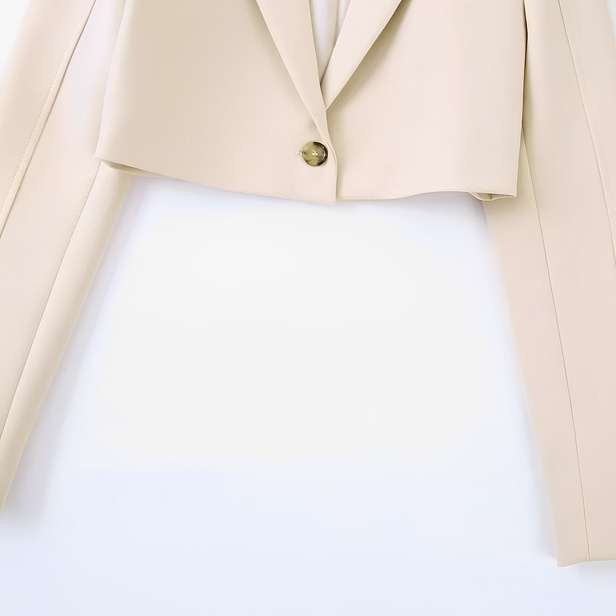 Conjunto Feminino de Alfaiataria com Blazer Cropped e Short Saia – Elarisa