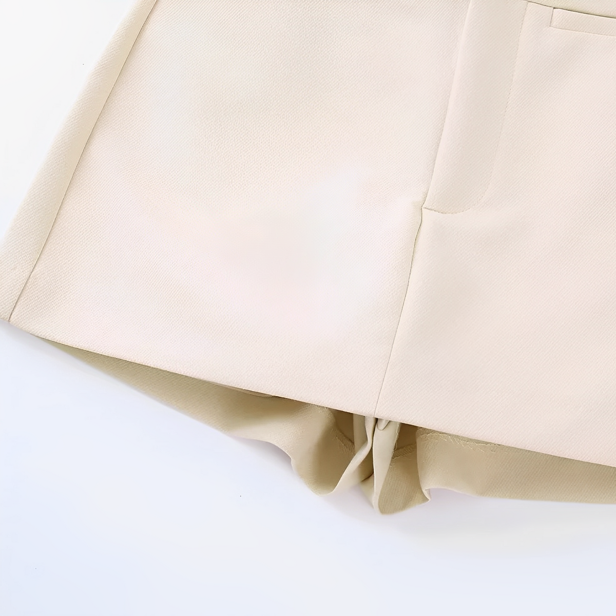 Conjunto Feminino de Alfaiataria com Blazer Cropped e Short Saia – Elarisa