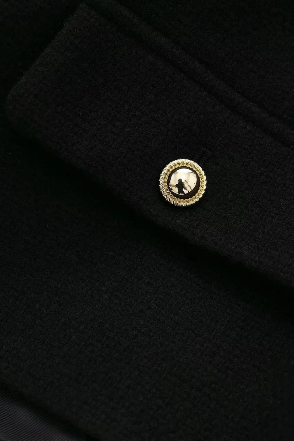 Jaqueta Cropped Preta com Botões Dourados – Kalirina