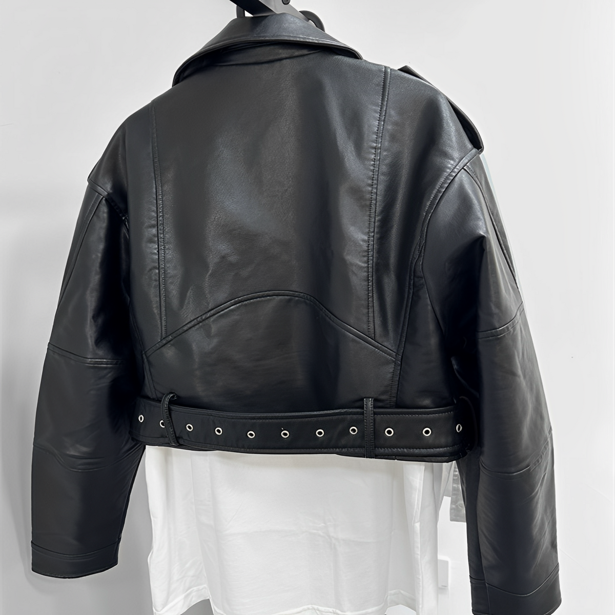 Jaqueta de Couro Biker Cropped com Efeito Vintage – Avarisa