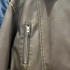 Jaqueta de Couro Biker Cropped com Efeito Vintage – Avarisa