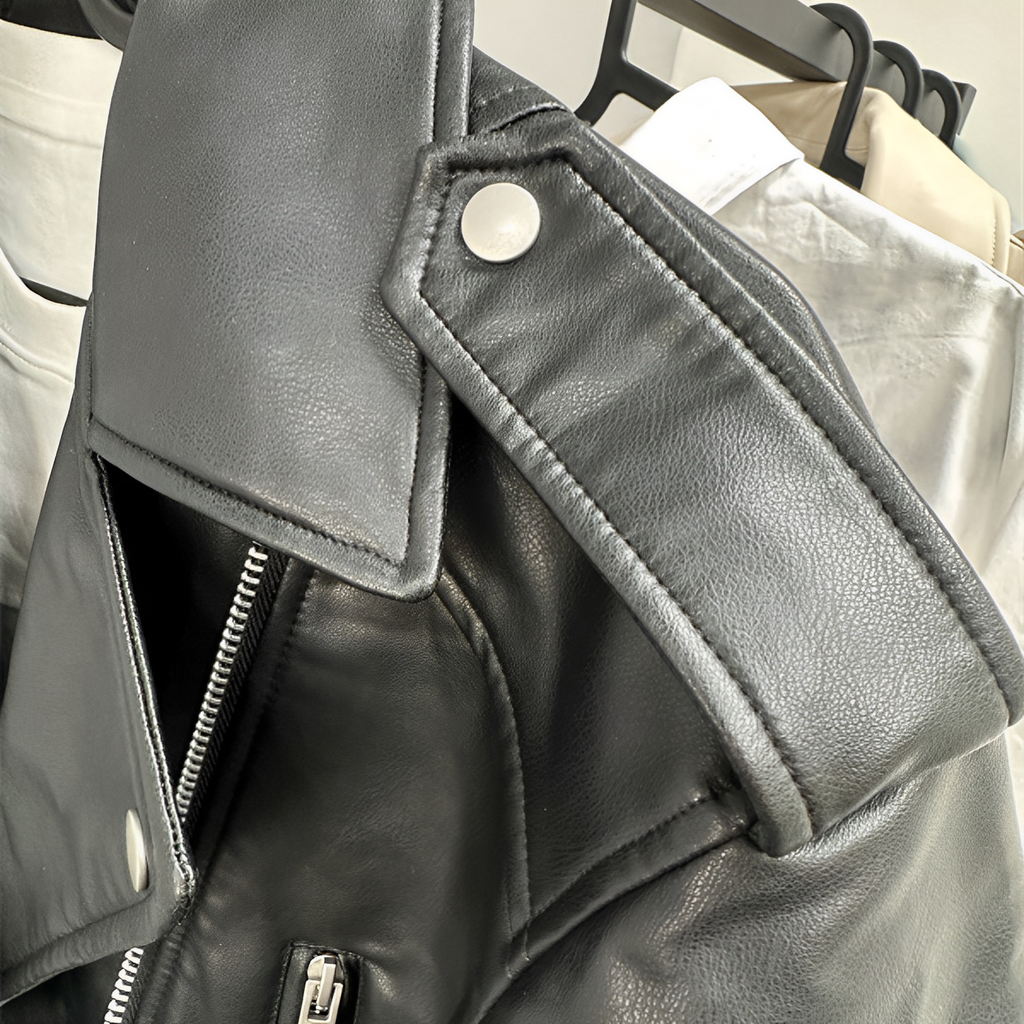 Jaqueta de Couro Biker Cropped com Efeito Vintage – Avarisa