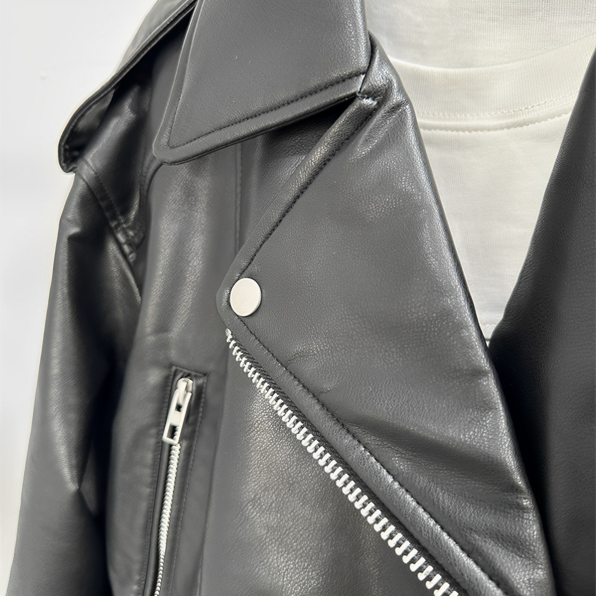 Jaqueta de Couro Biker Cropped com Efeito Vintage – Avarisa