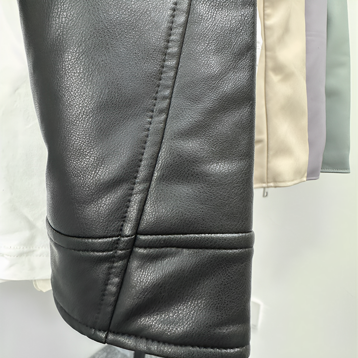 Jaqueta de Couro Biker Cropped com Efeito Vintage – Avarisa