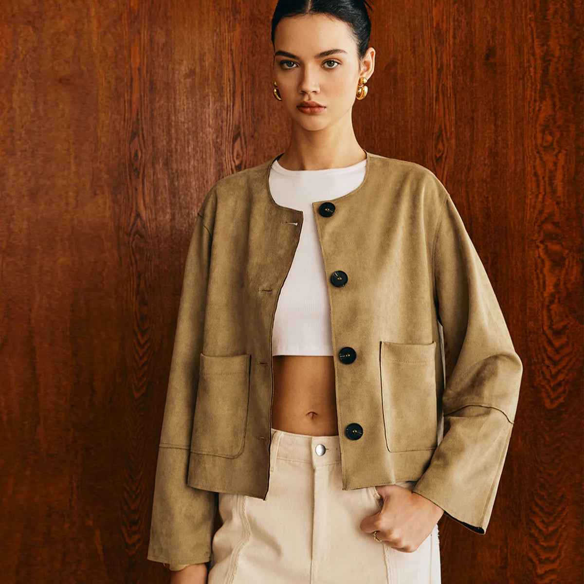 Jaqueta Feminina Cropped Suede com Botões e Bolsos Frontais – Nina