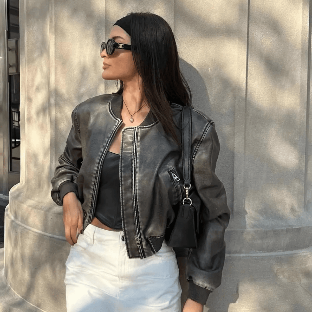 Jaqueta Feminina Bomber Cropped em Couro Sintético Preto com Zíper – Seralia