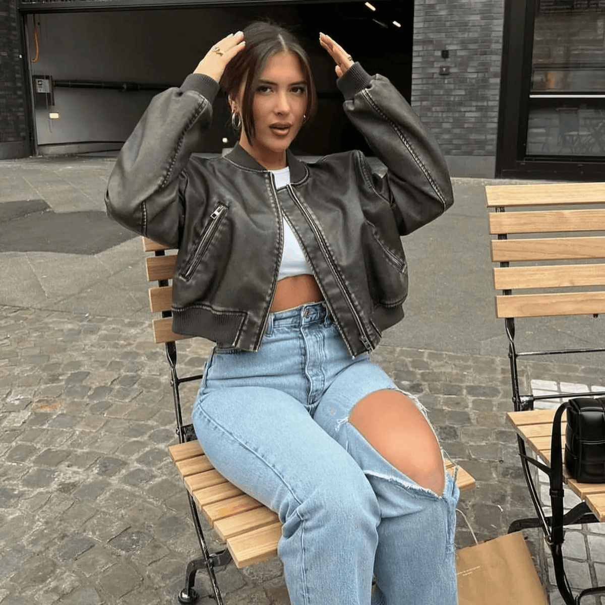 Jaqueta Feminina Bomber Cropped em Couro Sintético Preto com Zíper – Seralia
