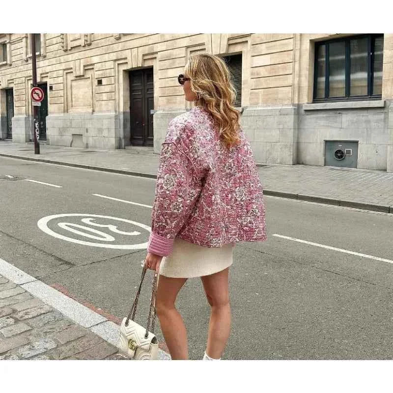 Jaqueta Matelassê Floral com Gola Redonda – Calinara