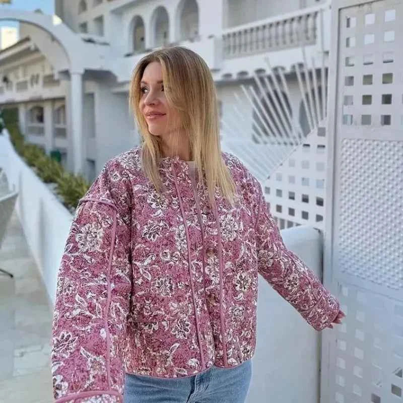 Jaqueta Matelassê Floral com Gola Redonda – Calinara