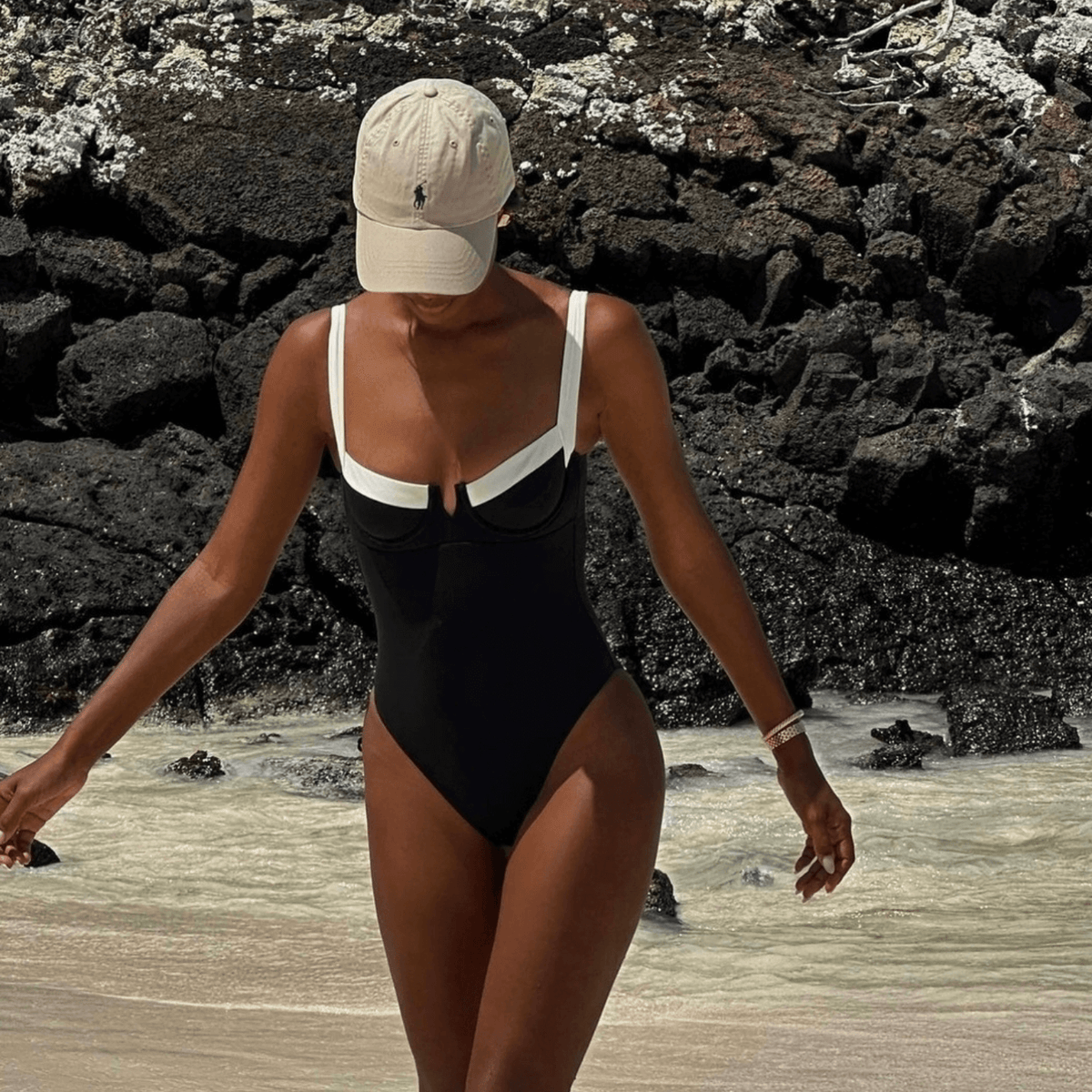 Maiô Bicolor Preto e Branco com Aro Estruturado – Estefânia