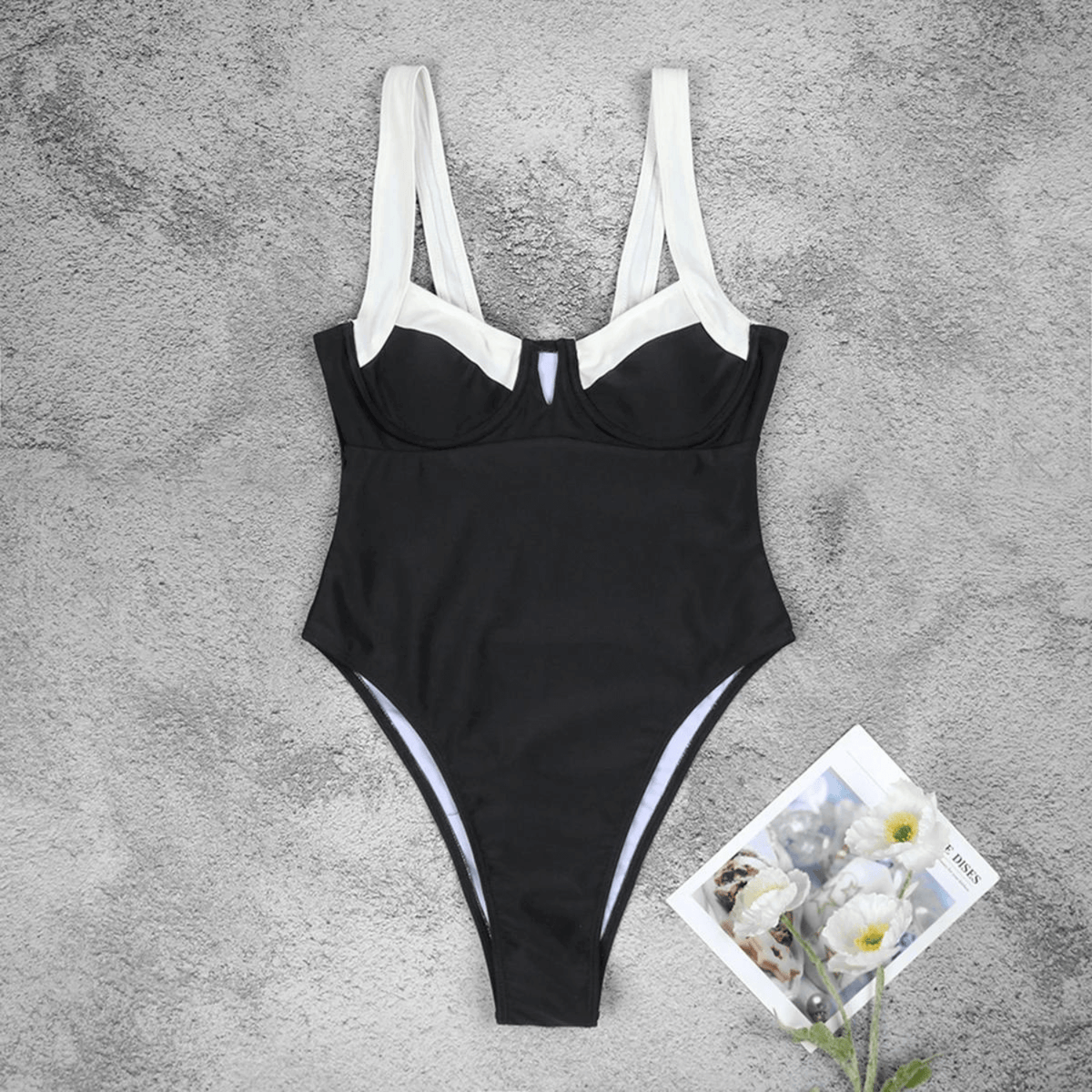 Maiô Bicolor Preto e Branco com Aro Estruturado – Estefânia