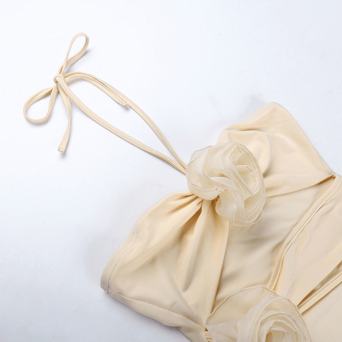 Maiô Off White com Recortes e Flores 3D – Calirisa