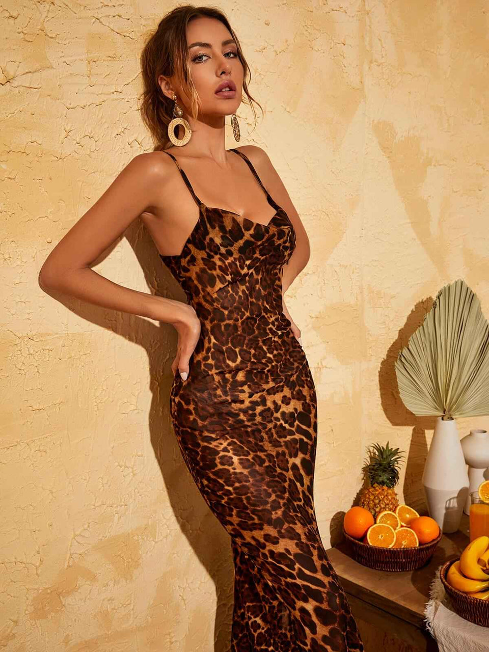 Vestido Longo Estampado de Onça com Alças Finas e Decote Assimétrico – Valinora