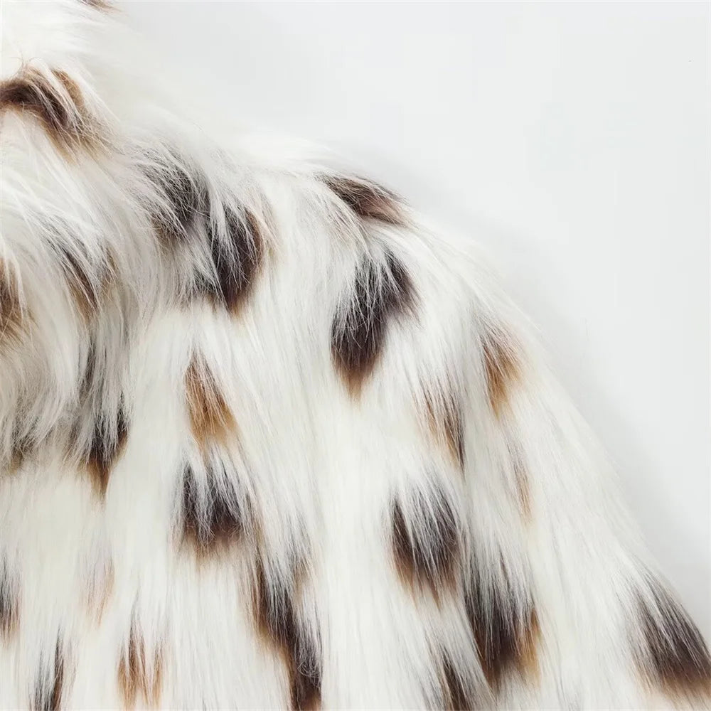 Casaco Feminino Curto de Pelo Sintético Animal Print Gola Alta – Maya