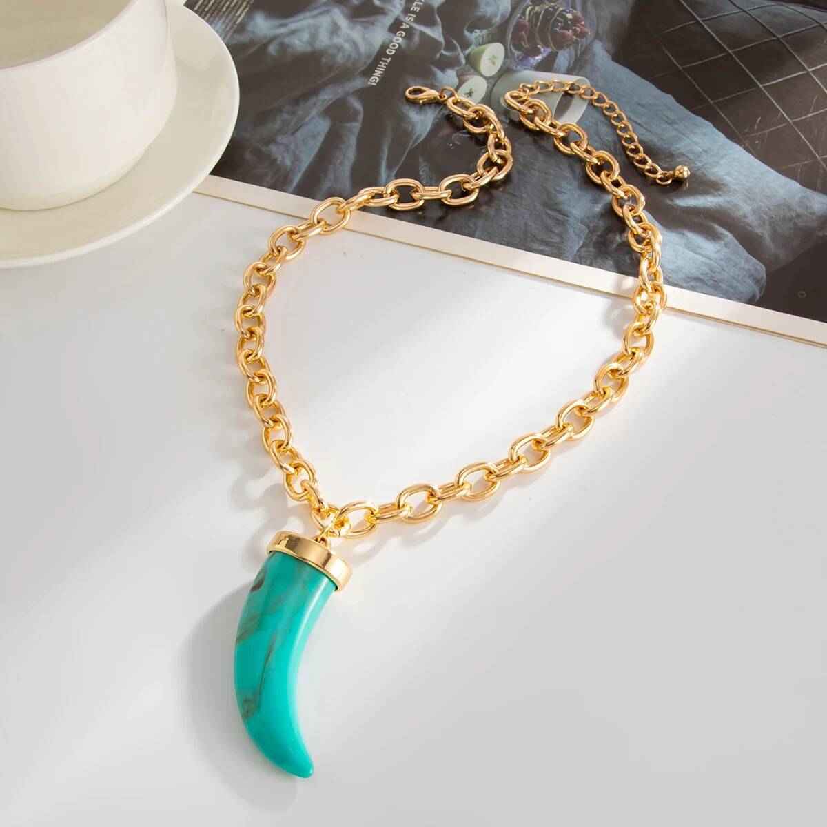 Colar Feminino Corrente Dourada Grossa com Pingente Dente de Sabre – Isadora