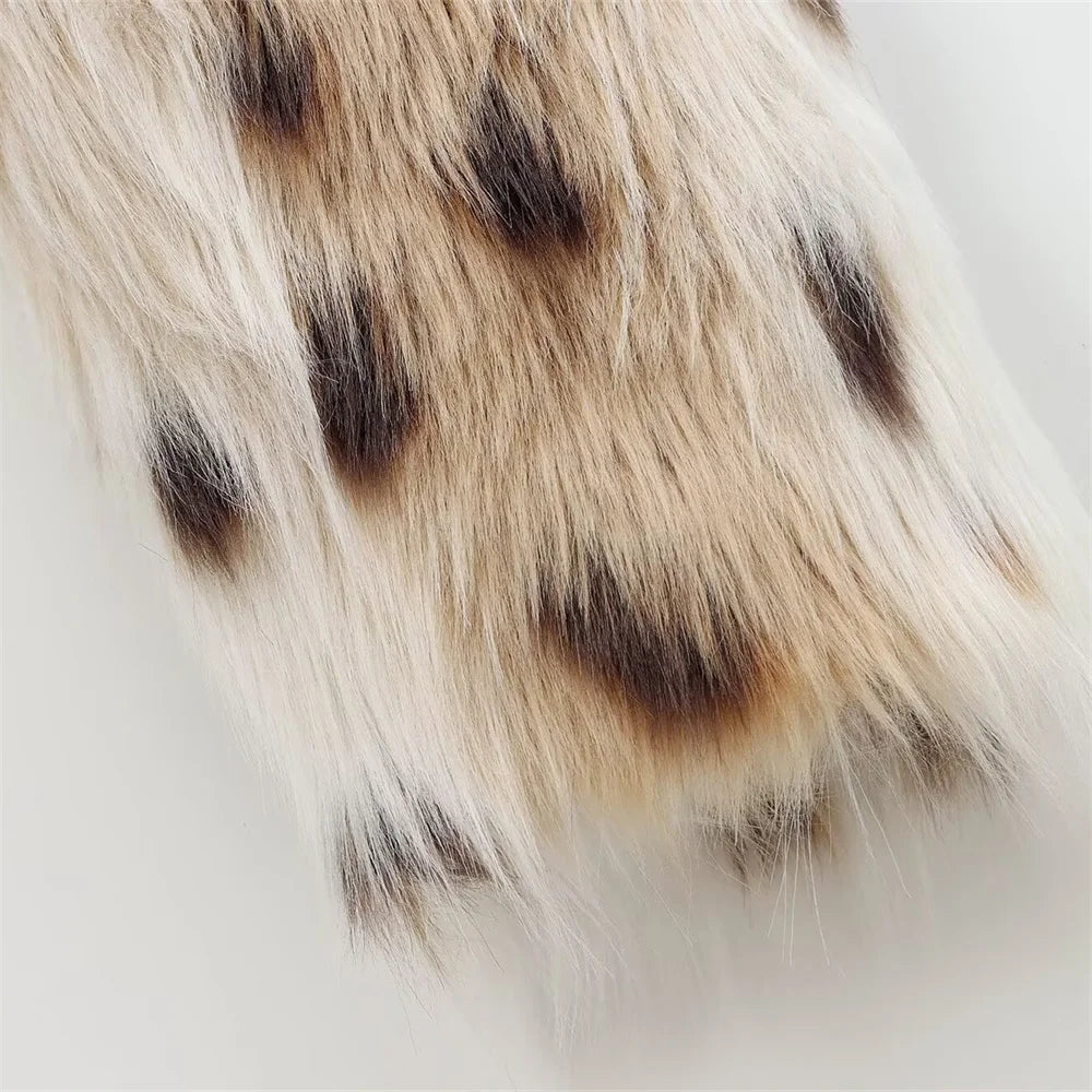 Casaco Feminino Curto de Pelo Sintético Animal Print Gola Alta – Maya