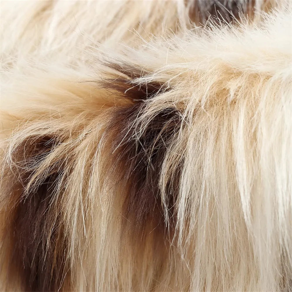 Casaco Feminino Curto de Pelo Sintético Animal Print Gola Alta – Maya