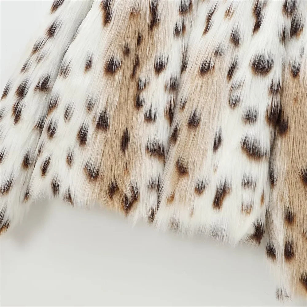 Casaco Feminino Curto de Pelo Sintético Animal Print Gola Alta – Maya