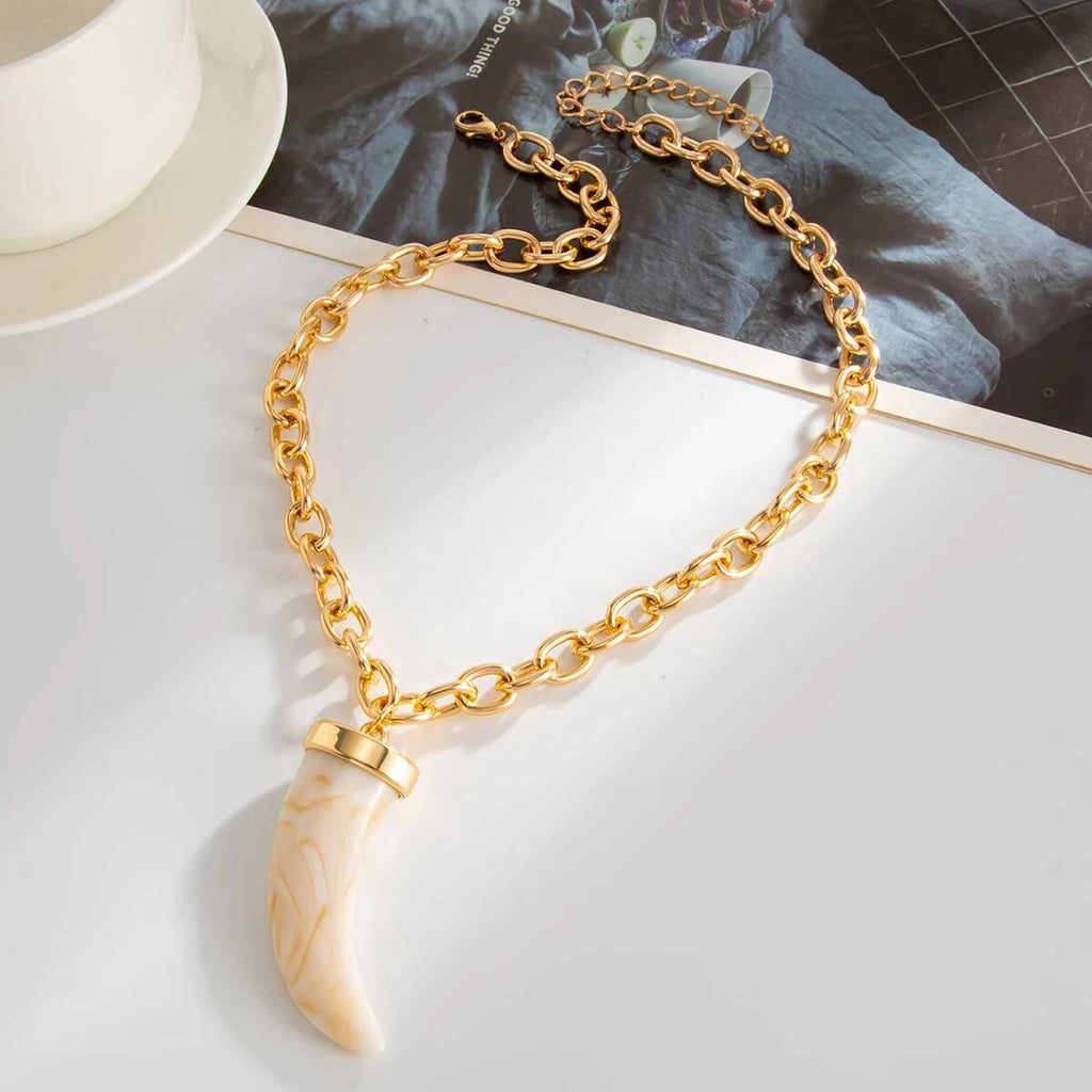 Colar Feminino Corrente Dourada Grossa com Pingente Dente de Sabre – Isadora